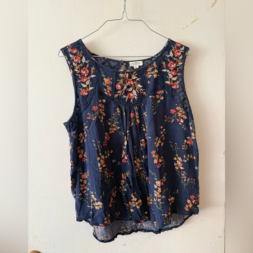 Mason & Belle Floral sleeveless shirt Blue shirt w/ embroidered flowers Size L.
